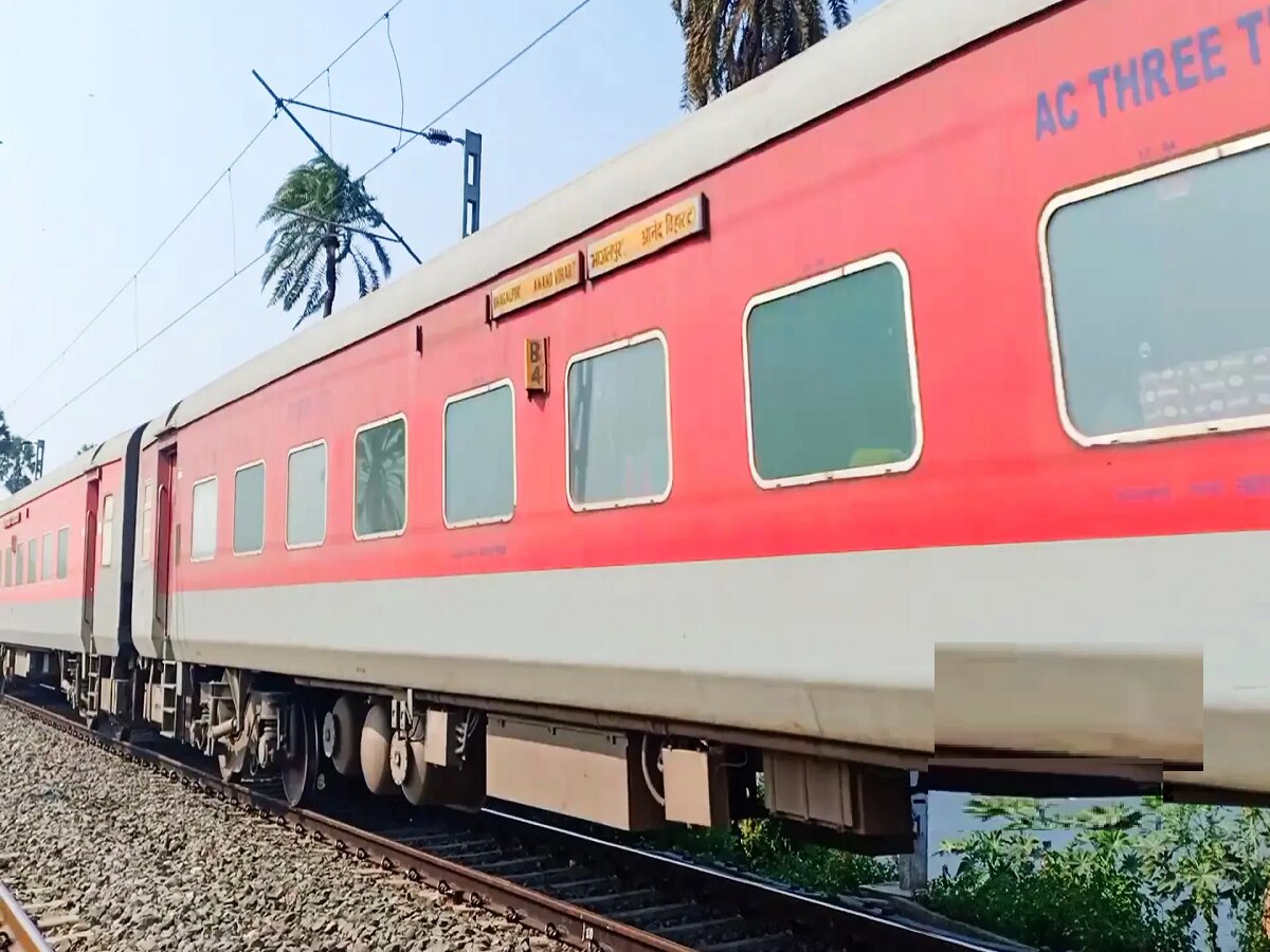Indian Railway मध्ये AC कोच कायम ट्रेनच्या मध्यभागीच का असतो?  title=