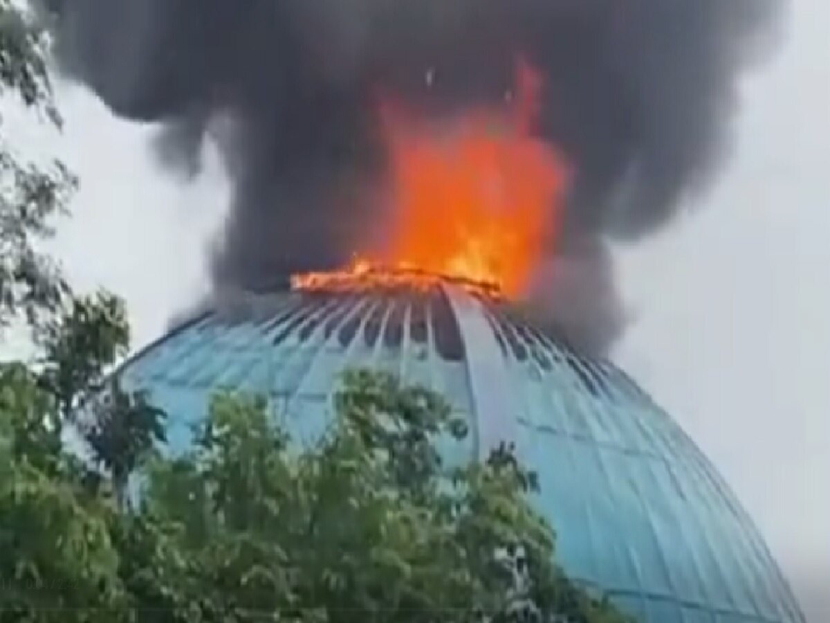 वाशिम येथील तारांगण  सुरू होण्याच्याआधीच आगीत जळून खाक;  भर पावसात आग लागली कशी?