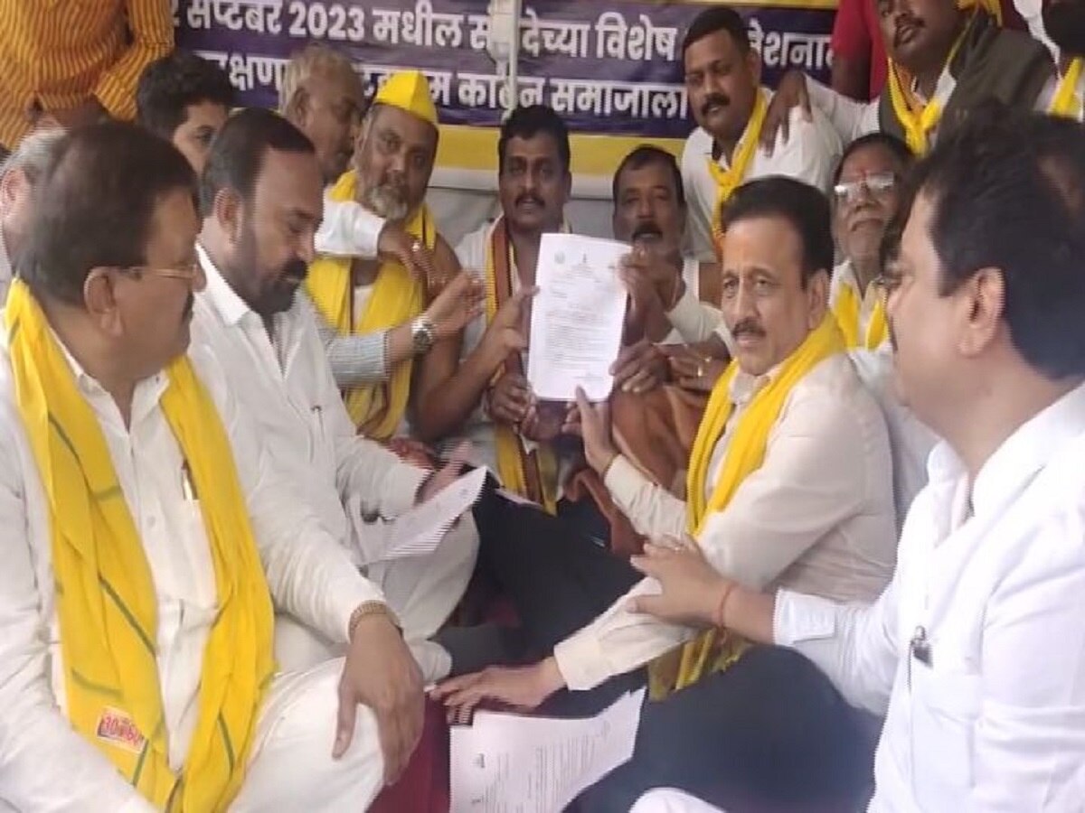 धनगर आरक्षणासाठी सुरू असलेलं आमरण उपोषण 21 दिवसांनंतर मागे, गिरीश महाजनांच्या मध्यस्थीला यश