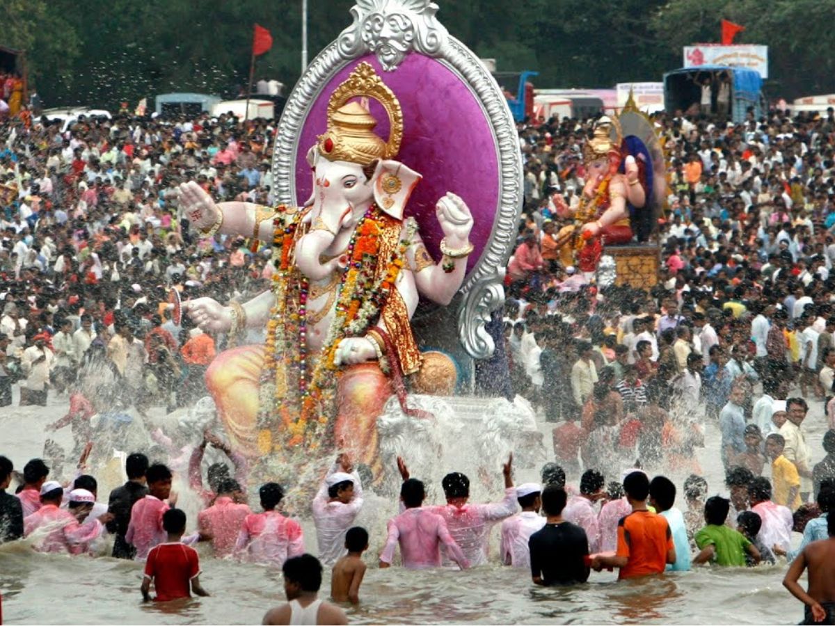 जुहू समुद्रकिनाऱ्यावर वीज कोसळली, गणेश विसर्जनासाठी तैनात तरुण गंभीर जुहू समुद्रकिनाऱ्यावर वीज कोसळली, गणेश विसर्जनासाठी तैनात तरुण गंभीर