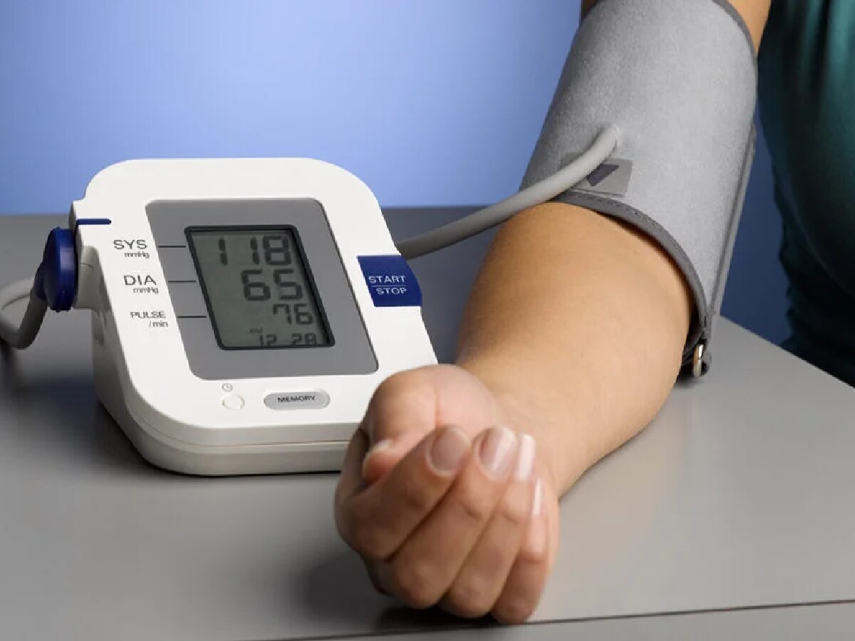 Measuring Blood Pressure: घरच्या घरी Blood Pressure तपासताय? अचूक रिडींगसाठी 'या' चुका टाळा title=