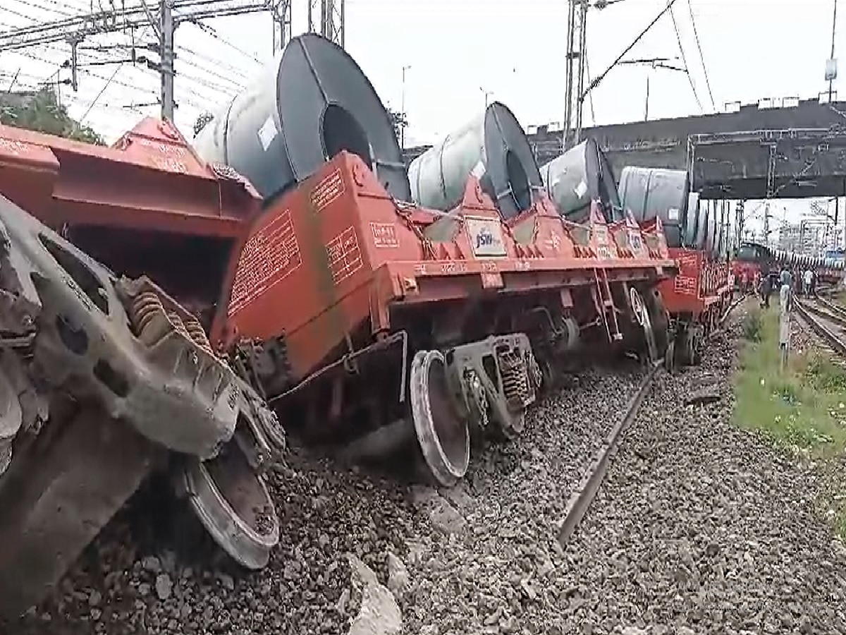 पनवेलमध्ये मालगाडी रुळावरुन घसरली; रेल्वेची वाहतूक विस्कळीत पनवेलमध्ये मालगाडी रुळावरुन घसरली; रेल्वेची वाहतूक विस्कळीत