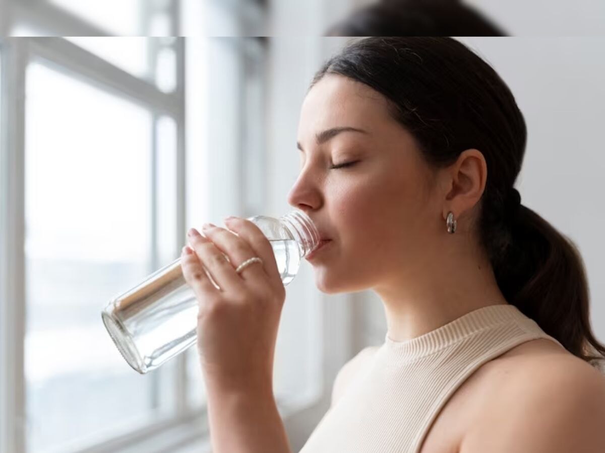 कमी पाणी प्यायल्यानं होऊ शकतात गंभीर समस्या! 'या' गोष्टींची घ्या काळजी title=