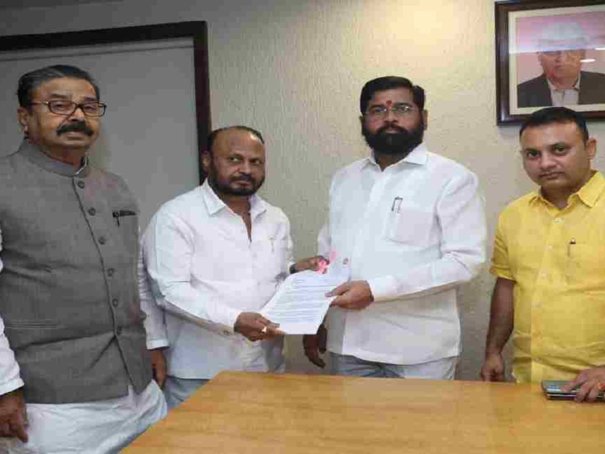 मुख्यमंत्री शिंदेचा पुढाकार आणि 'अशी' फुटली एसटी सहकारी बँक कर्मचाऱ्यांच्या संपाची कोंडी मुख्यमंत्री शिंदेचा पुढाकार आणि 'अशी' फुटली एसटी सहकारी बँक कर्मचाऱ्यांच्या संपाची कोंडी