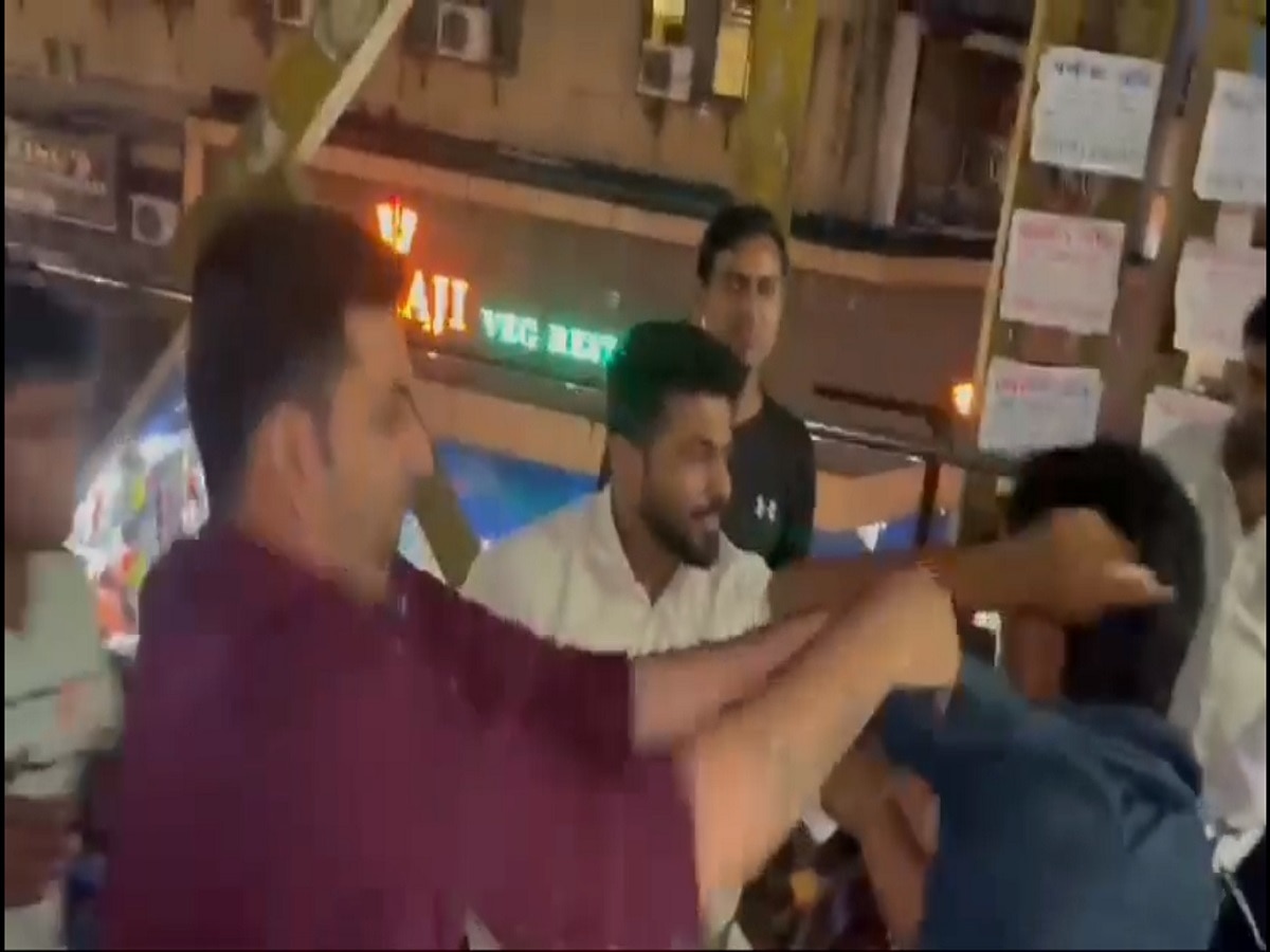 मराठी बोलण्यावरुन तरुणाला मारहाण करणाऱ्या परप्रांतीय फेरीवाल्यांना मनसे कार्यकर्त्याकडून चोप मराठी बोलण्यावरुन तरुणाला मारहाण करणाऱ्या परप्रांतीय फेरीवाल्यांना मनसे कार्यकर्त्याकडून चोप