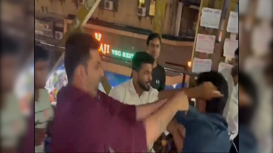 मराठी बोलण्यावरुन तरुणाला मारहाण करणाऱ्या परप्रांतीय फेरीवाल्यांना मनसे कार्यकर्त्यांकडून चोप