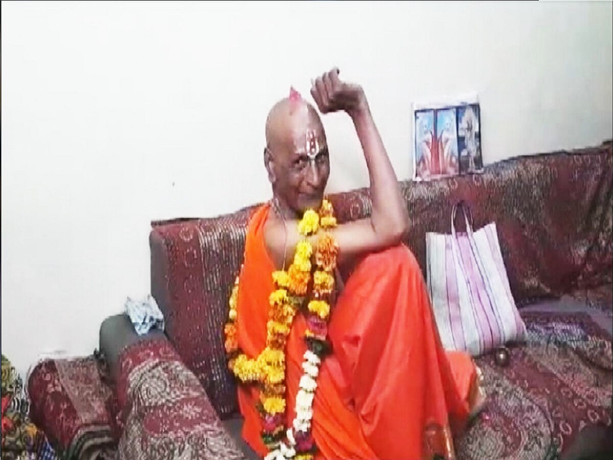 गजानन महाराजांच्या नावावर भोंदुगिरी, खामगावात महाराज प्रगटले म्हणत भक्तांची रीघ गजानन महाराजांच्या नावावर भोंदुगिरी, खामगावात महाराज प्रगटले म्हणत भक्तांची रीघ