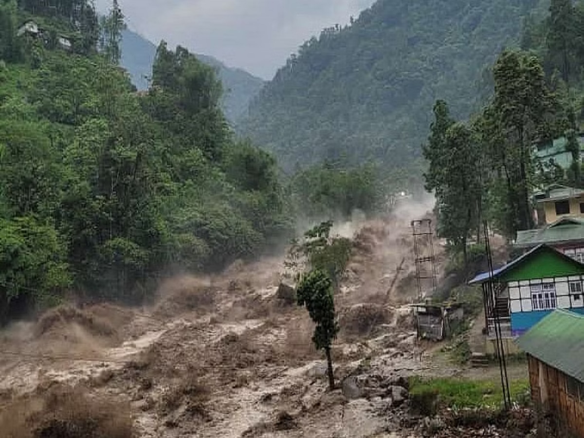 Sikkim Floods Video : सिक्कीममध्ये ढगफुटीनंतर नद्यांना रौद्र रुप; लष्कराचे 23 जवान बेपत्ता  title=