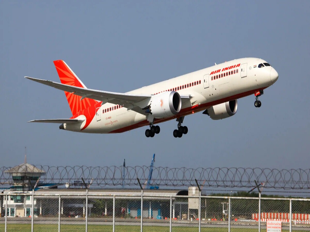 कुठून येतात ही माणसं? Air India च्या प्रवाशाकडून महिला केबिन क्रूववर वर्णभेदी टीका अन् शिवीगाळ  title=