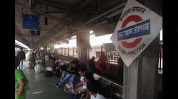 कल्याण स्थानकात धावत्या एक्सप्रेसमधून उतरण्याचा थरार, 2 प्रवाशांसोबत पुढे काय घडलं?  जाणून घ्या