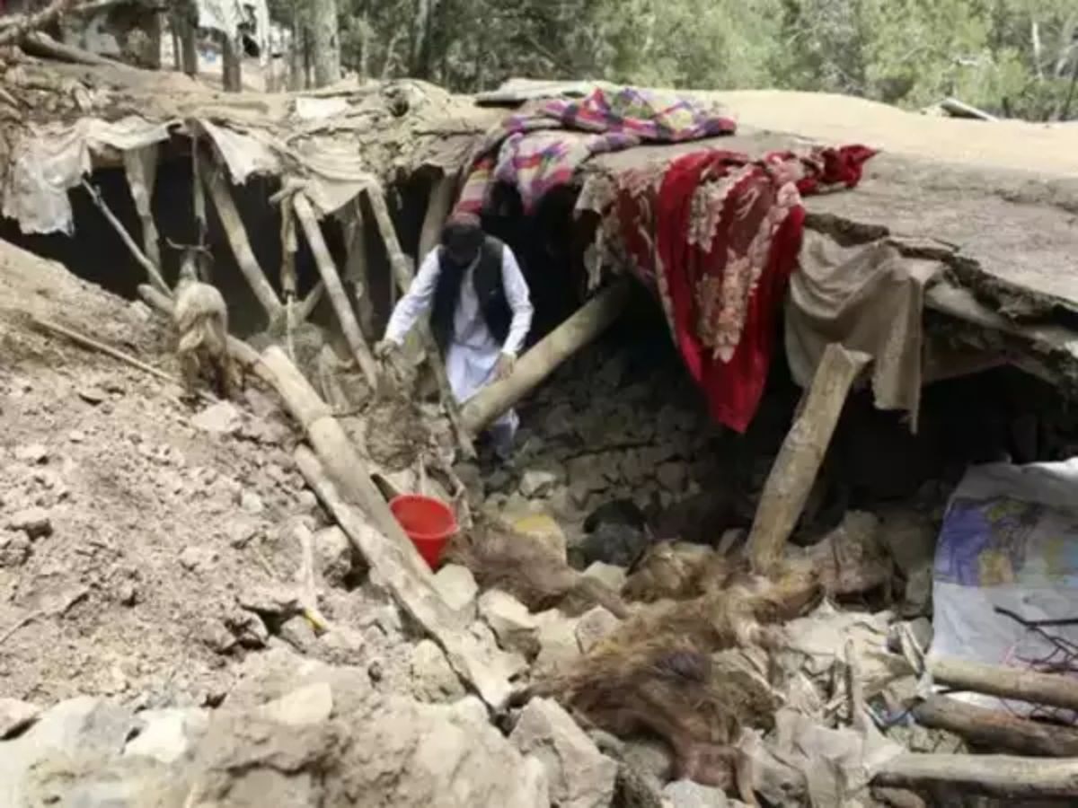 अफगाणिस्तानात विनाशकारी भूकंप! 30 मिनिटांत सलग तीनवेळा धरणीकंप, 2,000 जणांचा मृत्यू title=