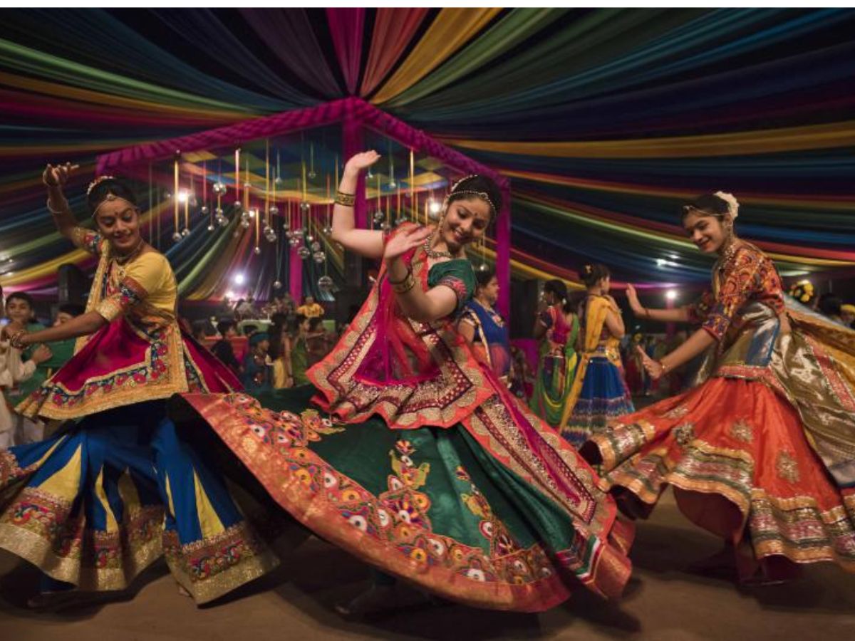 'गरबा कार्यक्रमात फक्त हिंदूंना प्रवेश द्या', विश्व हिंदू परिषदेची मागणी 'गरबा कार्यक्रमात फक्त हिंदूंना प्रवेश द्या', विश्व हिंदू परिषदेची मागणी