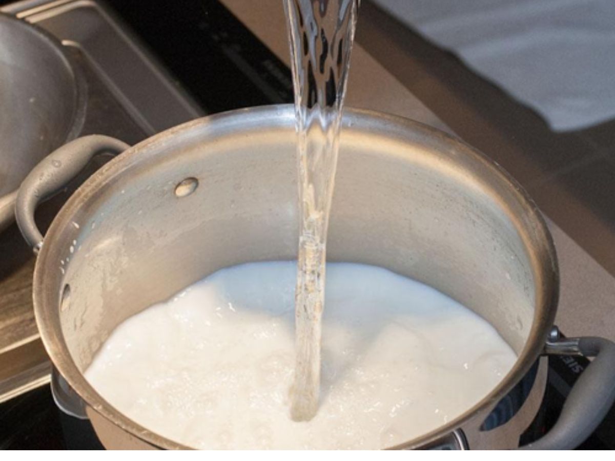 आता गायीच्या दुधातही भेसळ, नाशिकमध्ये दुधाचा मोठा साठा जप्त आता गायीच्या दुधातही भेसळ, नाशिकमध्ये दुधाचा मोठा साठा जप्त