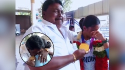 Pune News : लेकीनं गोल्ड मेडल जिंकलं, बापाच्या डोळ्यात पाणी; काळजाला भिडणारा Video एकदा पहाच