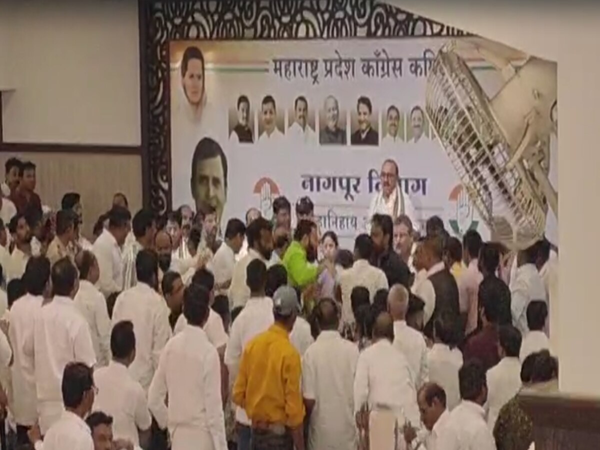 Video : नागपुरात काँग्रेसच्या बैठकीत राडा; नाना पटोलेंसमोरच पदाधिकाऱ्यांमध्ये मारामारी