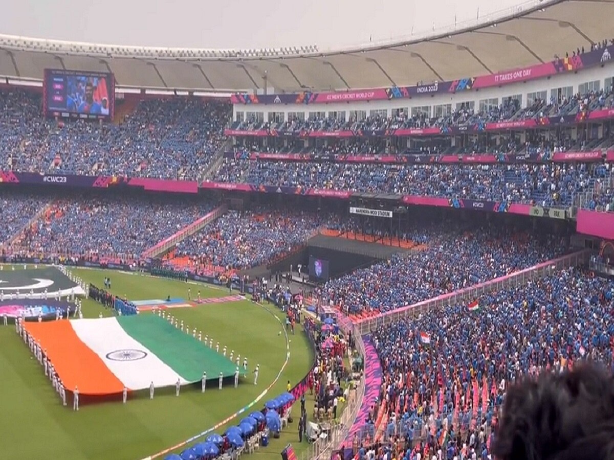 Ind vs Pak: नरेंद्र मोदी स्टेडिअममध्ये 1 लाख लोकांनी एकत्र गायलं राष्ट्रगीत; अंगावर काटा आणणारा व्हिडीओ title=
