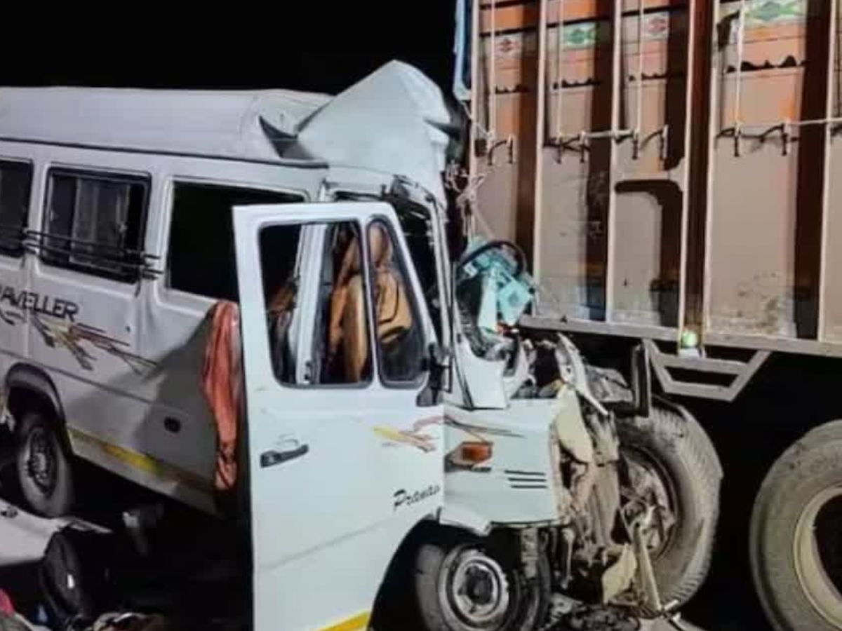 Samruddhi Highway Accident 12 People died while visiting Sailani Baba;सैलानी बाबाच्या दर्शनाला गेलेल्या भाविकांचा समृद्धी महामार्गावर अपघात, 12 जणांचा मृत्यू Samruddhi Highway Accident 12 People died while visiting Sailani Baba;सैलानी बाबाच्या दर्शनाला गेलेल्या भाविकांचा समृद्धी महामार्गावर अपघात, 12 जणांचा मृत्यू