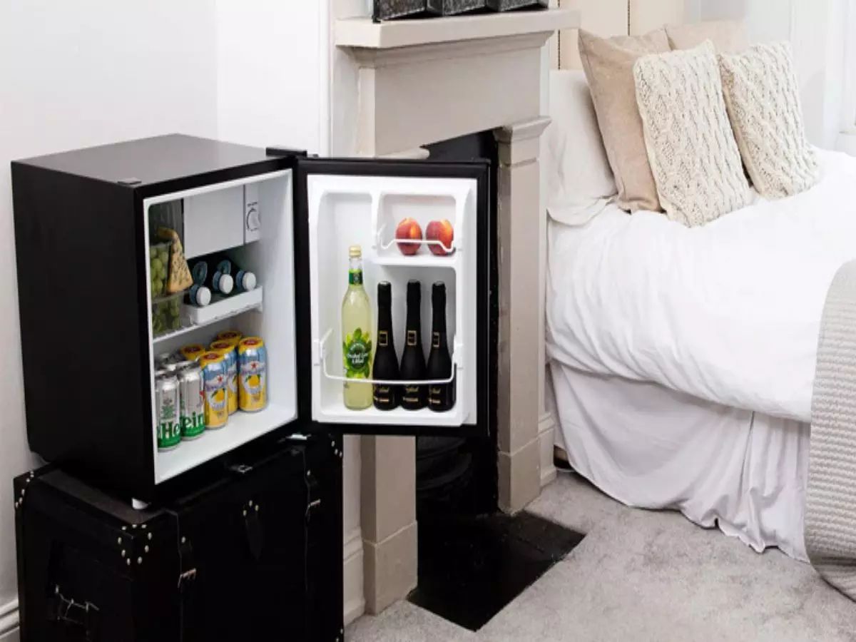 Fridge in Bedroom बेडरुममध्ये फ्रीज ठेवणे किती सुरक्षित? तोटे जाणून