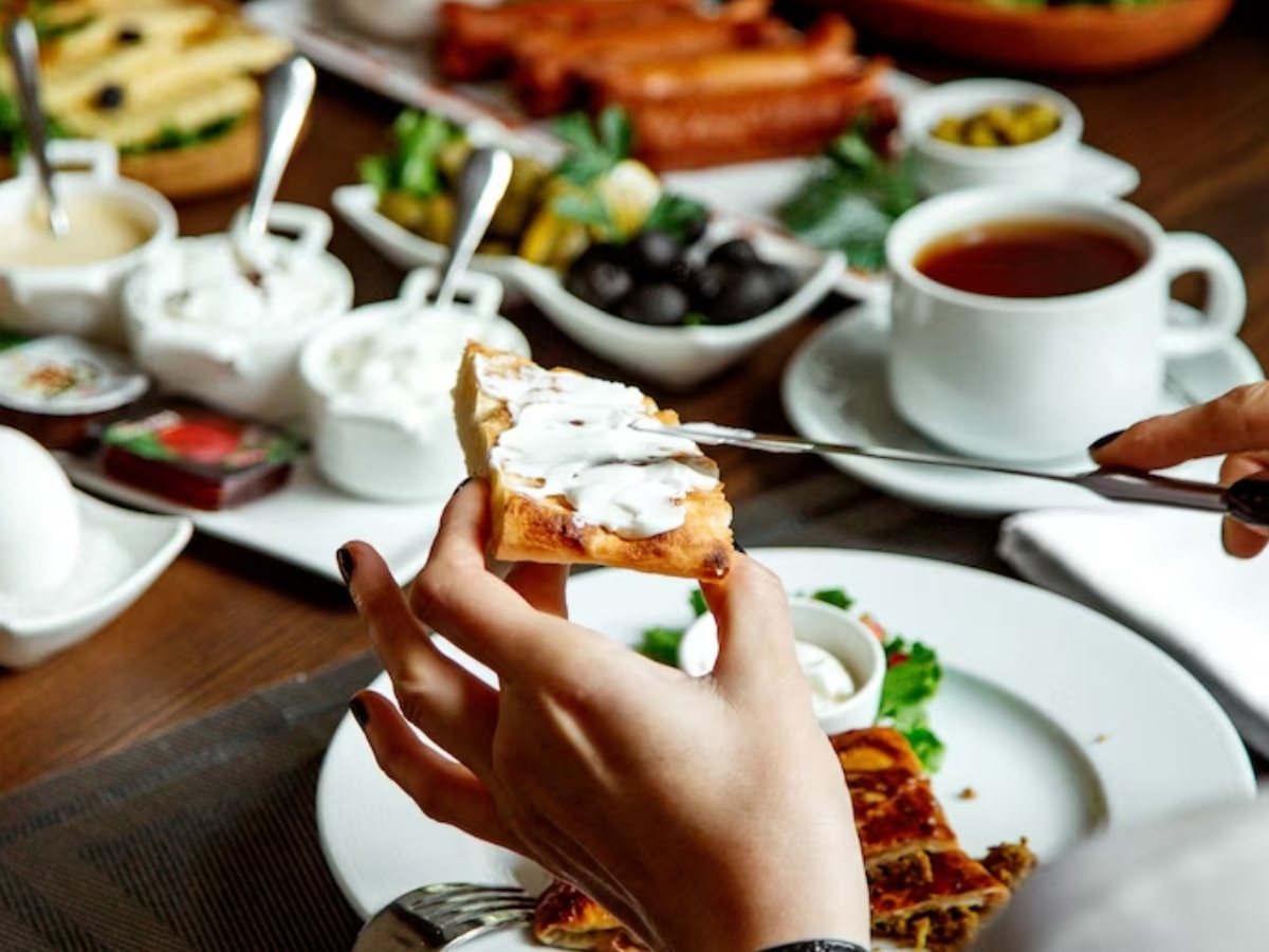 Health Tips : नाश्ता करताना 'या' 4 चुका करूच नका; निरोगी आयुष्य गमावून बसाल! title=