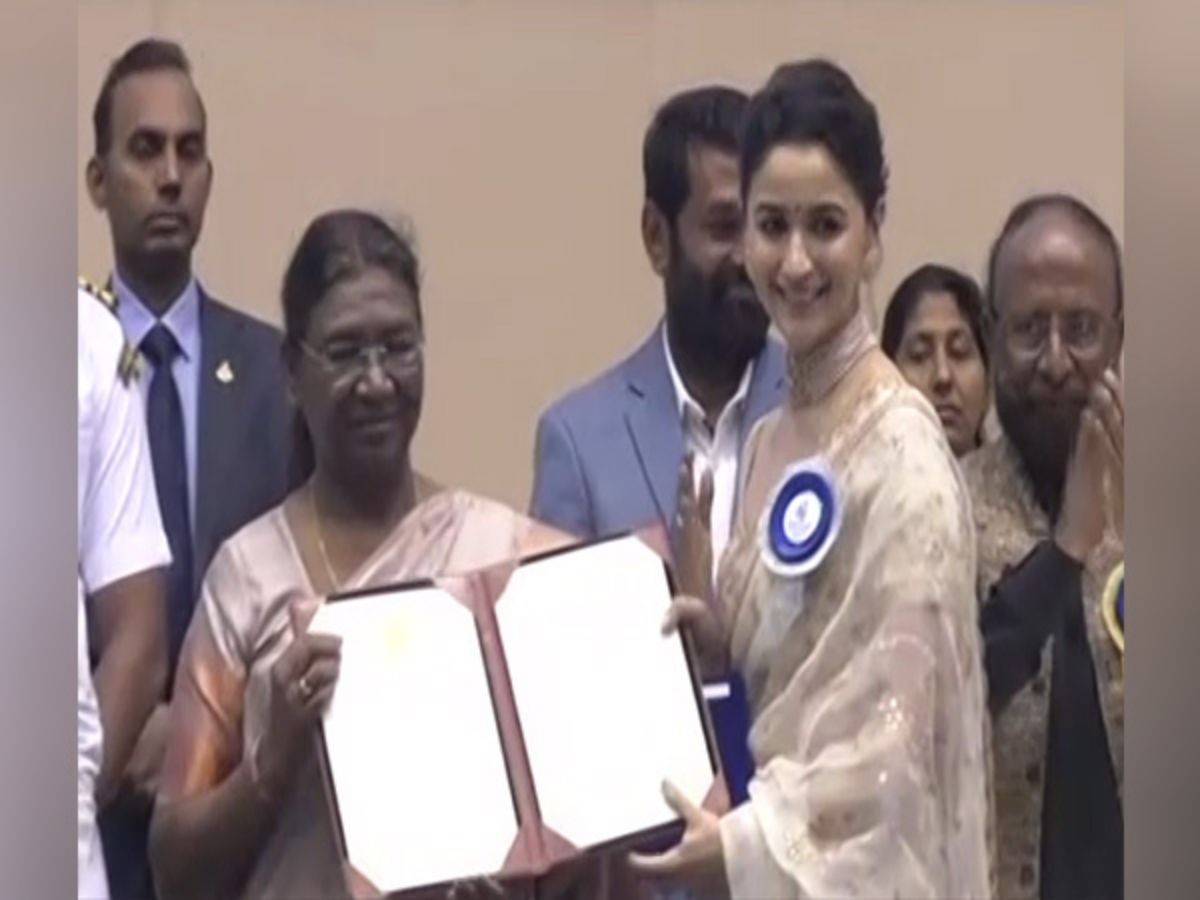 Alia Bhatt accepts National Film Award in her wedding saree see photos