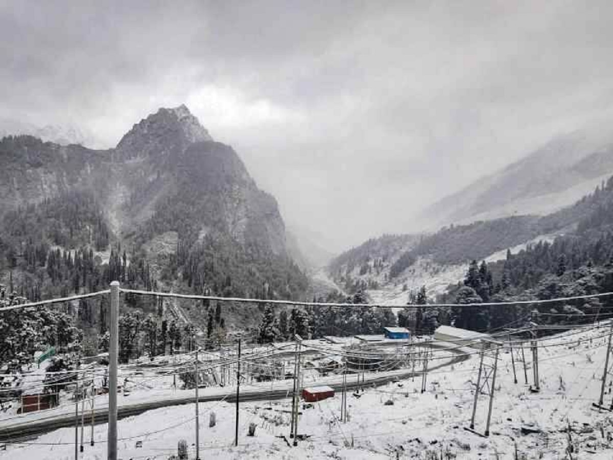 Kashmir seasons first snowfall photos weather updates 