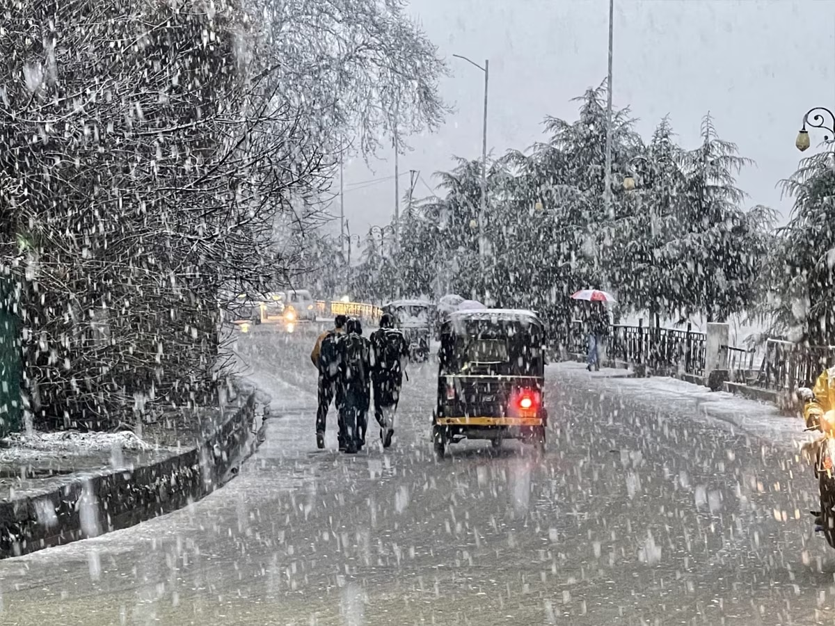 Kashmir seasons first snowfall photos weather updates 
