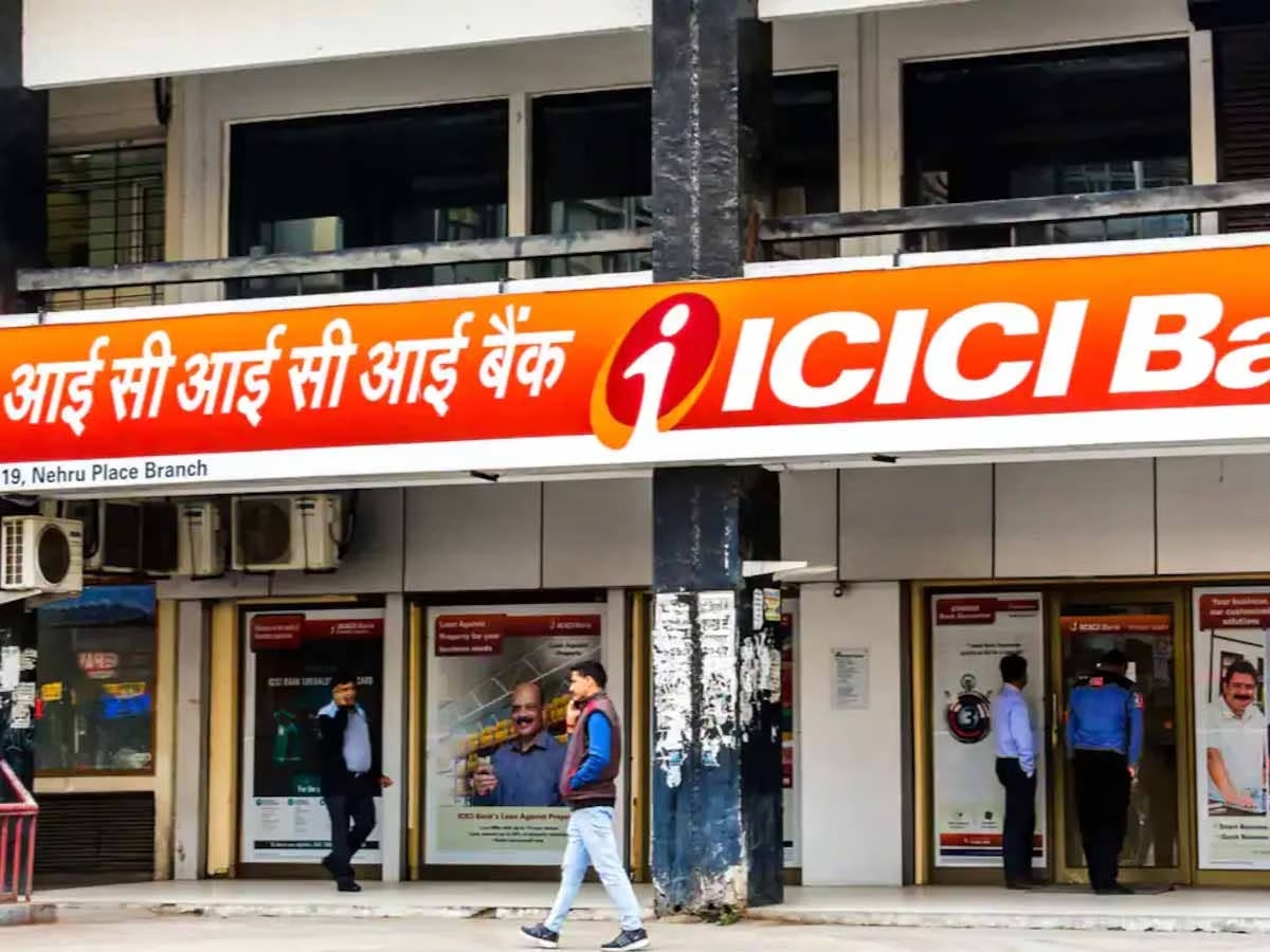 RBI ठरतेय व्हिलन; ICICI बँकेवरही मोठी कारवाई, पगारदारांच्या खात्यांवर काय परिणाम?  title=