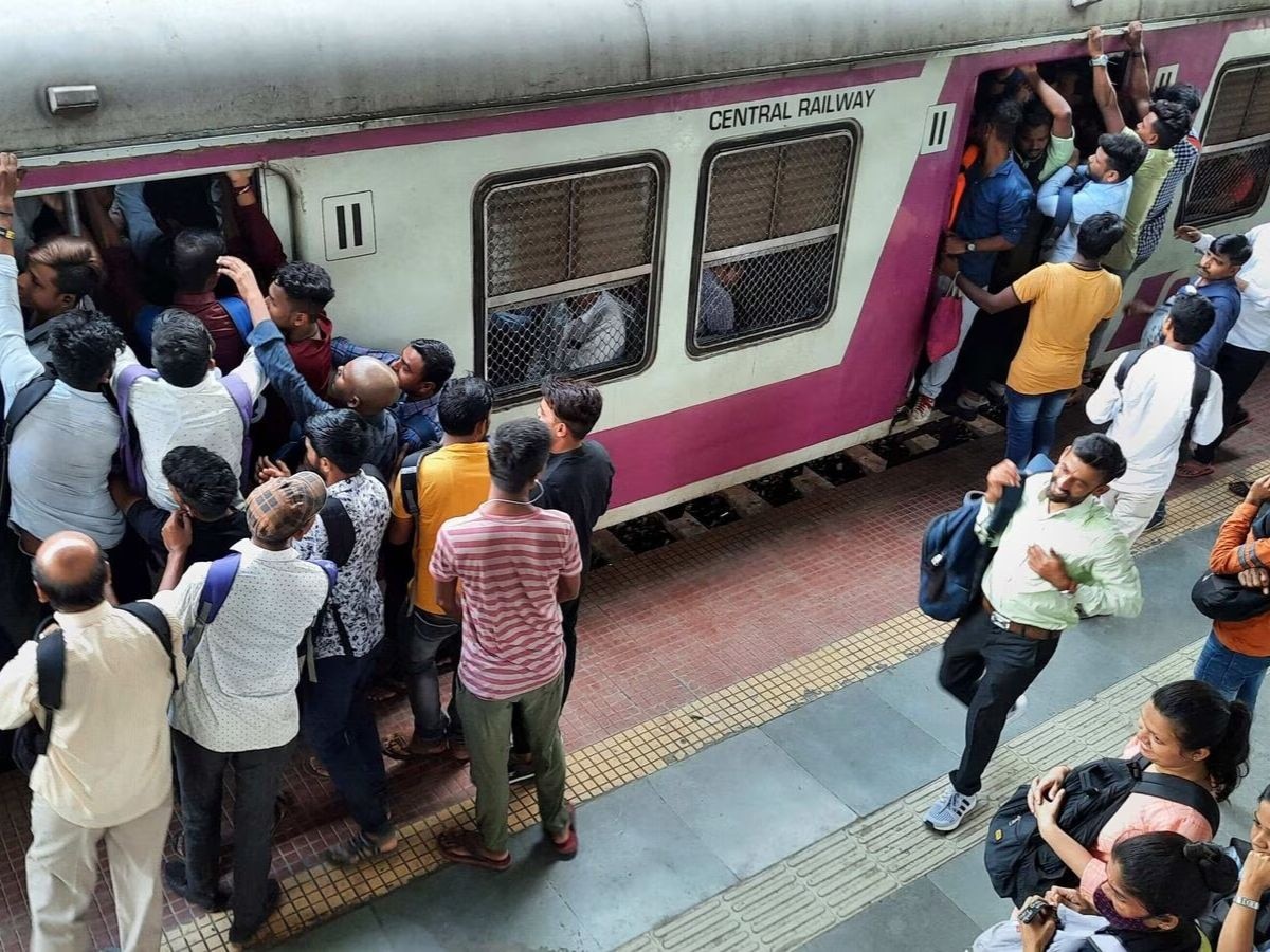 खचाखच भरलेल्या लोकल ट्रेनमधून 17 वर्षीय मुलीचे अपहरण, ठाण्याहून थेट साताऱ्यात नेले, अन्...  title=