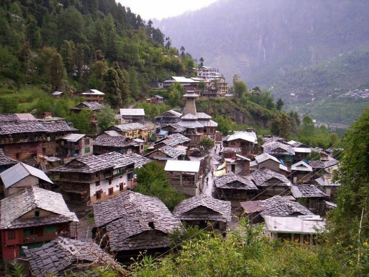 भारतातील 'या' गावात नाही चालत सरकारचे नियम; इथं मिळतो वेगळ्याच दुनियेचा अनुभव  title=