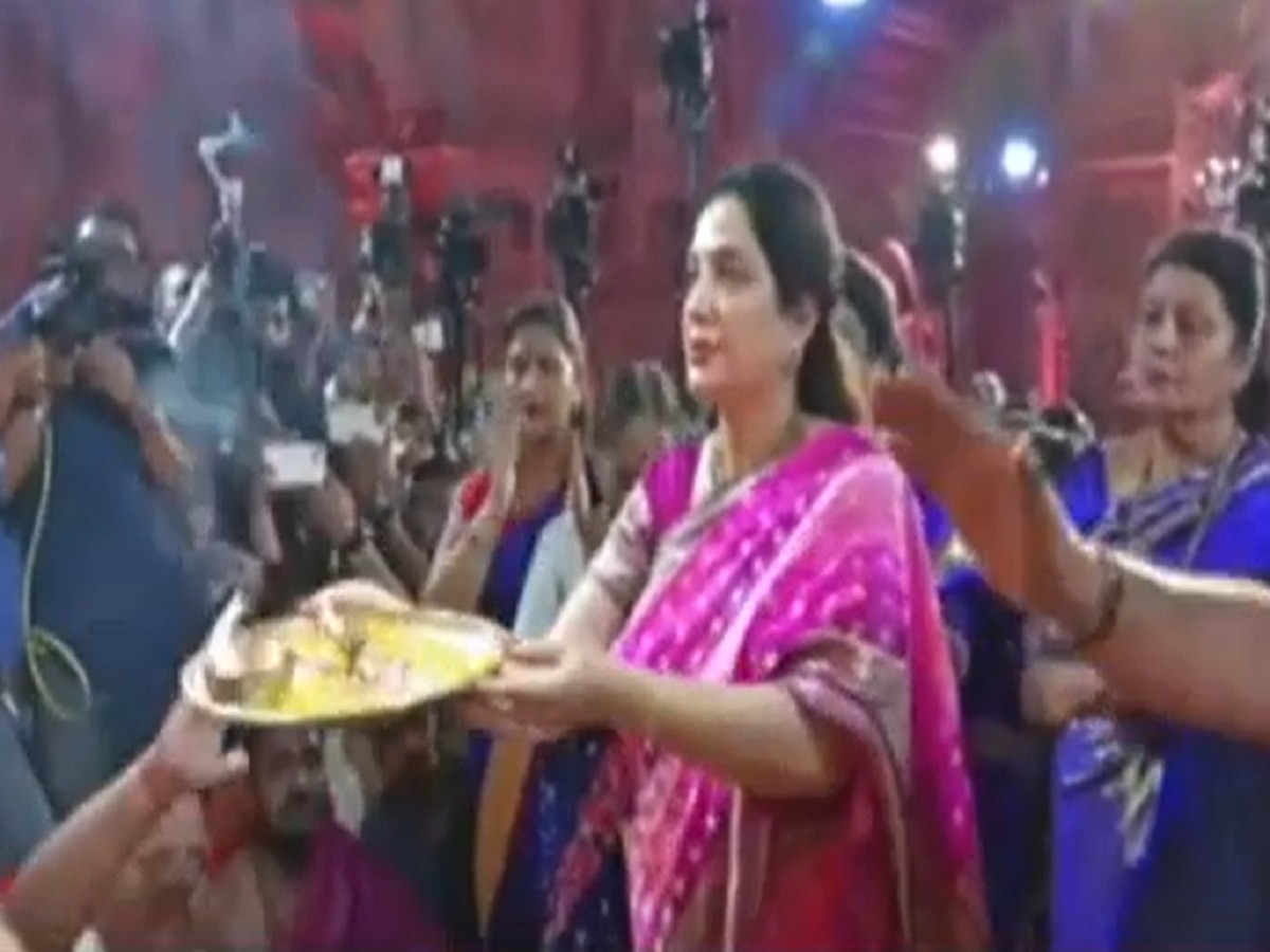 rashmi thackeray attends the darshan of thane tembhinaka Devi cooler is off in the mandap