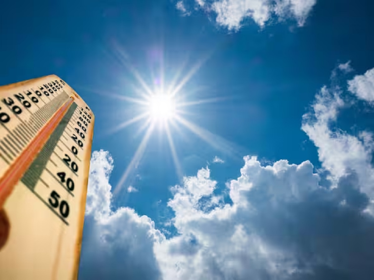 Weather Update : राज्यात तापमान 35 अंशावर; अरबी समुद्रातील चक्रिवादळामुळं 'या' ठिकाणी पावसाची हजेरी Weather Update : राज्यात तापमान 35 अंशावर; अरबी समुद्रातील चक्रिवादळामुळं 'या' ठिकाणी पावसाची हजेरी