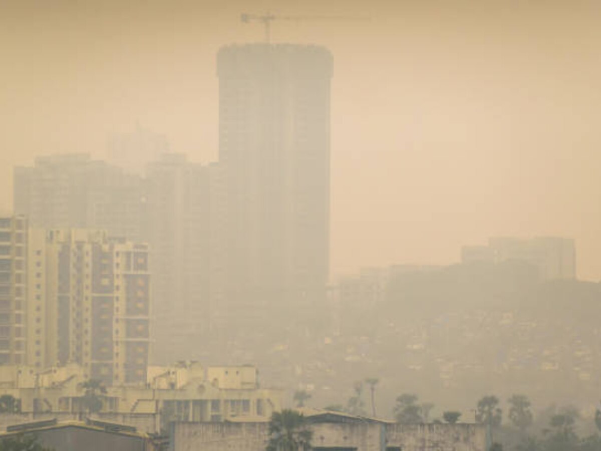 चिंता वाढली! प्रदूषणाच्या बाबतीत मुंबईने दिल्लीलाही टाकलं मागे, सर्वत्र विषारी हवा title=
