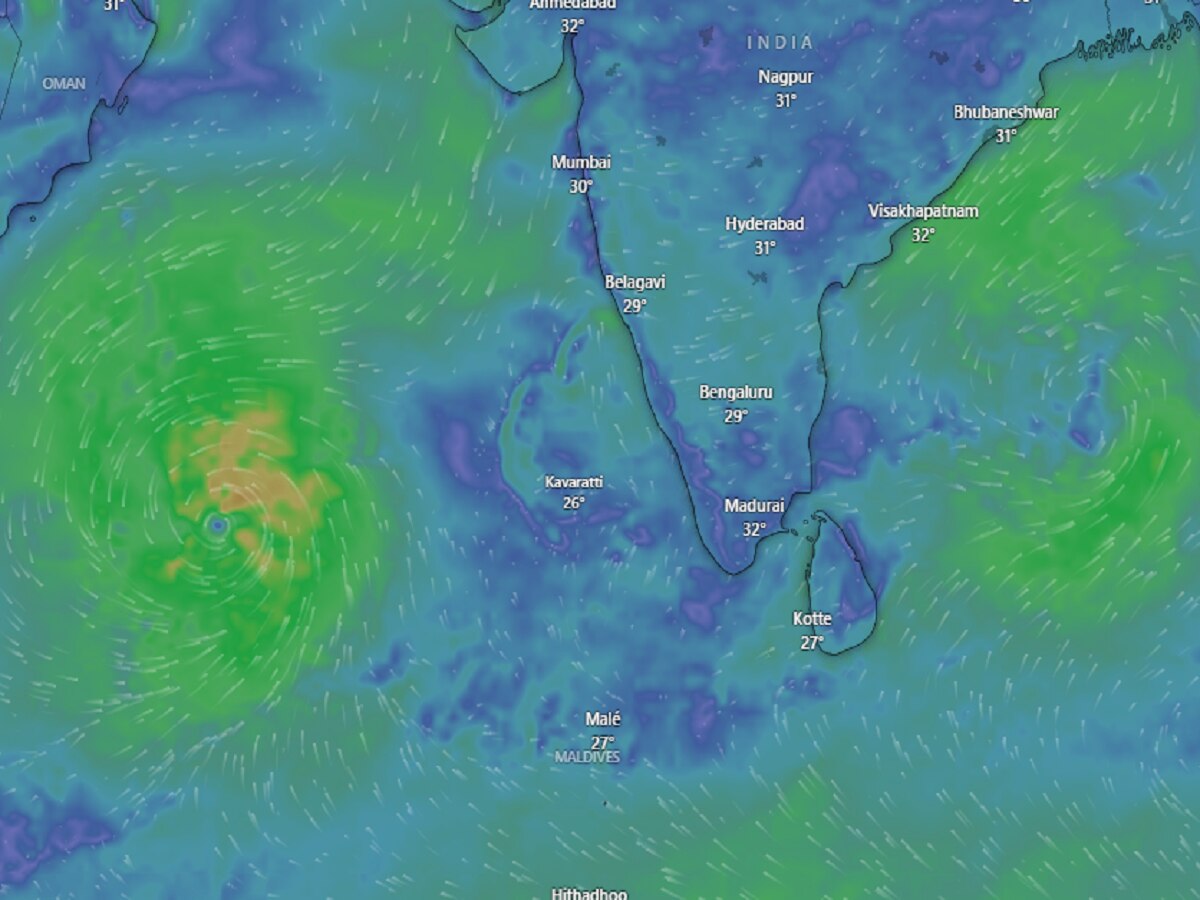 Mumbai Weather News : हुश्श! मुंबईवर धडकणाऱ्या चक्रीवादळानं बदलली दिशा; आता 'इथं' धोक्याचा इशारा title=