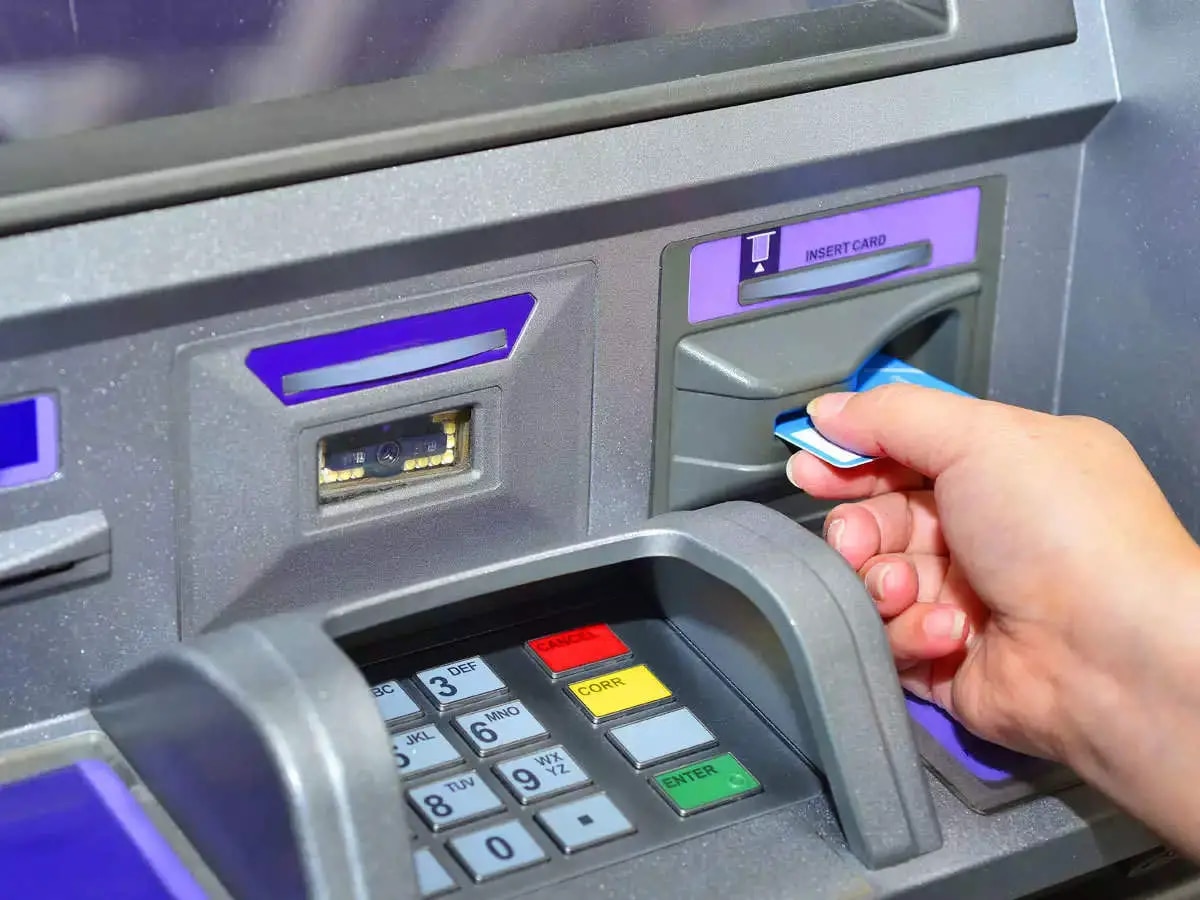 ATM मधूनच फाटलेल्या नोटा मिळाल्या तर काय करावं? पाहा नियम काय सांगतो...  title=