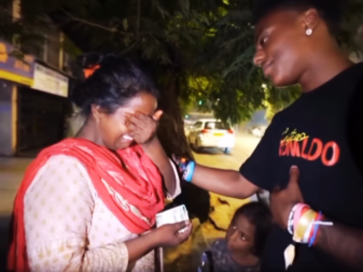 भारतात आलेल्या अमेरिकन युट्युबरने काळीज जिंकलं, रडणाऱ्या आईला दिलं नोटांचं बंडल; पाहा Video title=