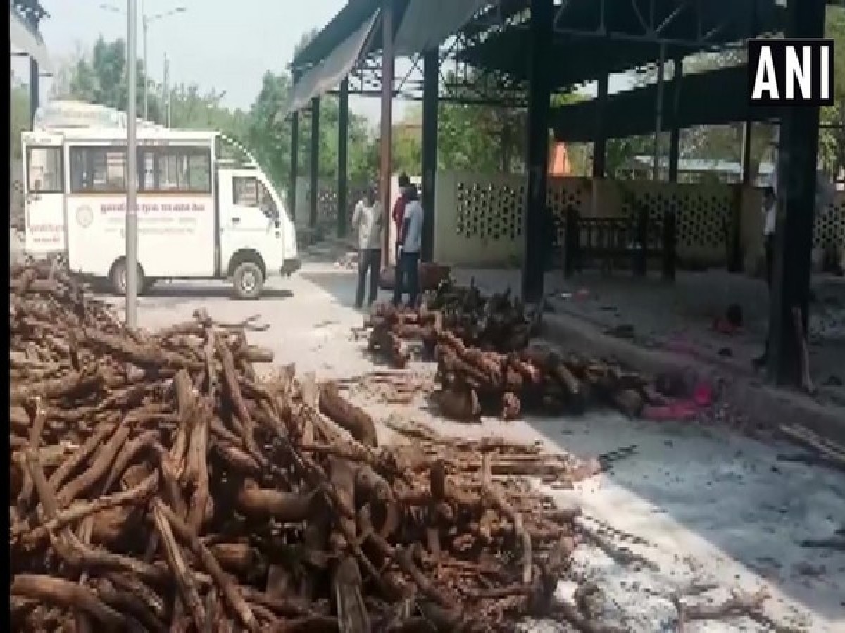 गाल-ओठ हलले अन्... चितेवरुन मृतदेह उचलून नातेवाईकांनी गाठलं रुग्णालय, समोर आला भलताच प्रकार title=