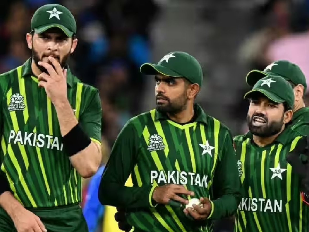 World cup : पाकिस्तानच्या ड्रेसिंग रूममध्ये बाबरची खेळाडूंसोबत मारहाण? PCB ने सोडलं मौन title=