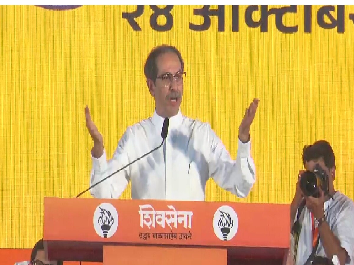 तुमची खोक्याची लंका दहन करण्यासाठी ‘मशाल’ माझ्याकडे, दसरा मेळाव्यात उद्धव ठाकरेंचा हल्लाबोल तुमची खोक्याची लंका दहन करण्यासाठी ‘मशाल’ माझ्याकडे, दसरा मेळाव्यात उद्धव ठाकरेंचा हल्लाबोल