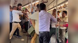 Delhi Metro मध्ये दंगल! वृद्धाला मारहाण करणाऱ्या तरुणाला प्रवाशांनी घडवली अद्दल; पाहा Video