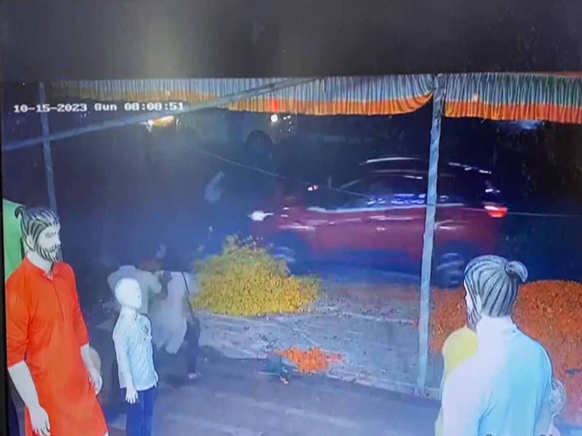 दुसऱ्याला वाचवण्याच्या नादात चौघांना उडवले; पुण्यात भीषण उपघात CCTVत कैद