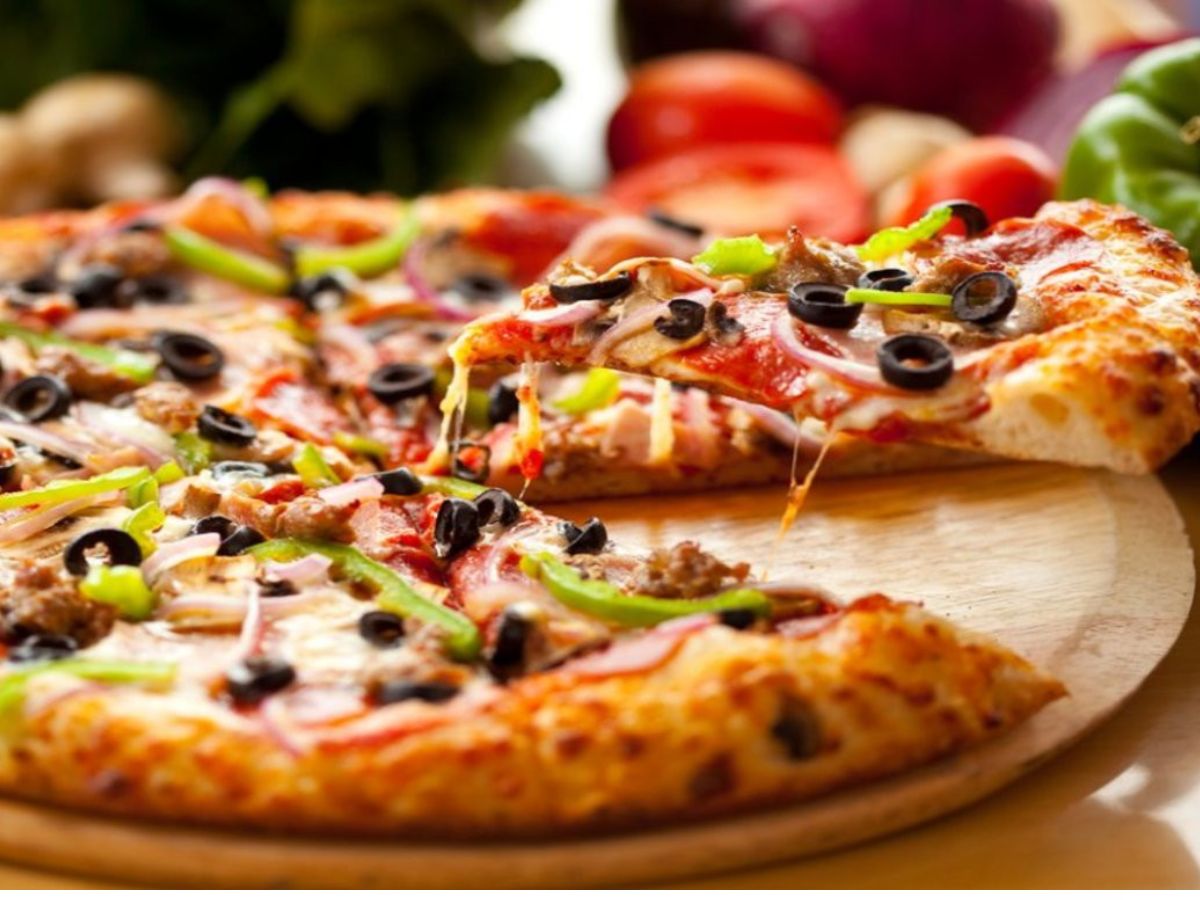 पिझ्झा वेळेत आला नाही, संतापलेल्या ग्राहकाने डिलिव्हरी बॉयला मारहाण करत केला हवेत गोळीबार