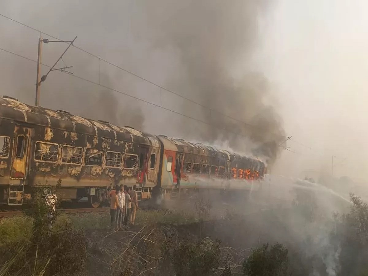 पातालकोट एक्स्प्रेसला भीषण आग, 2 कोच जळून खाक; प्रवाशांनी खिडकीतून मारल्या उड्या title=