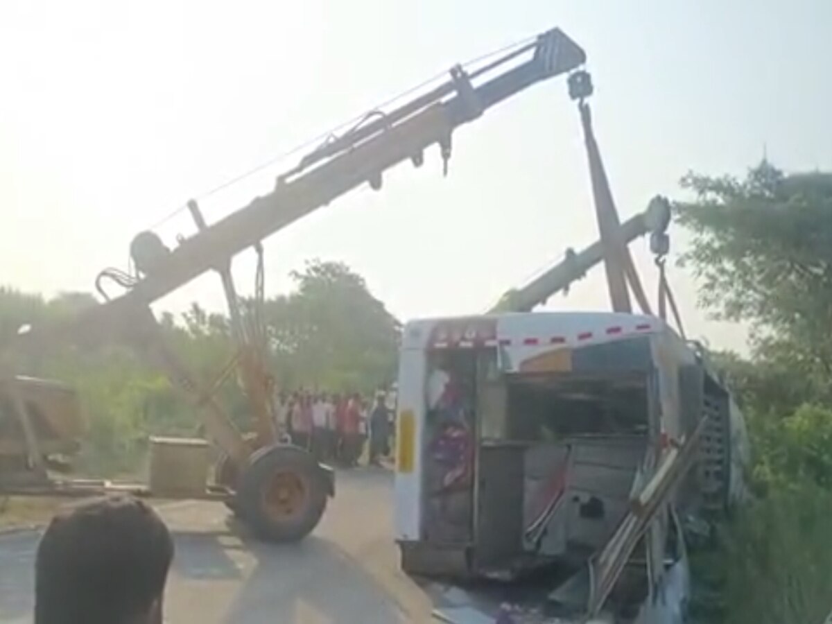 बीडमध्ये रुग्णाला घेऊन जाणाऱ्या अ‍ॅम्ब्युलन्सची ट्रकला धडक; डॉक्टरसह 10 जणांचा मृत्यू