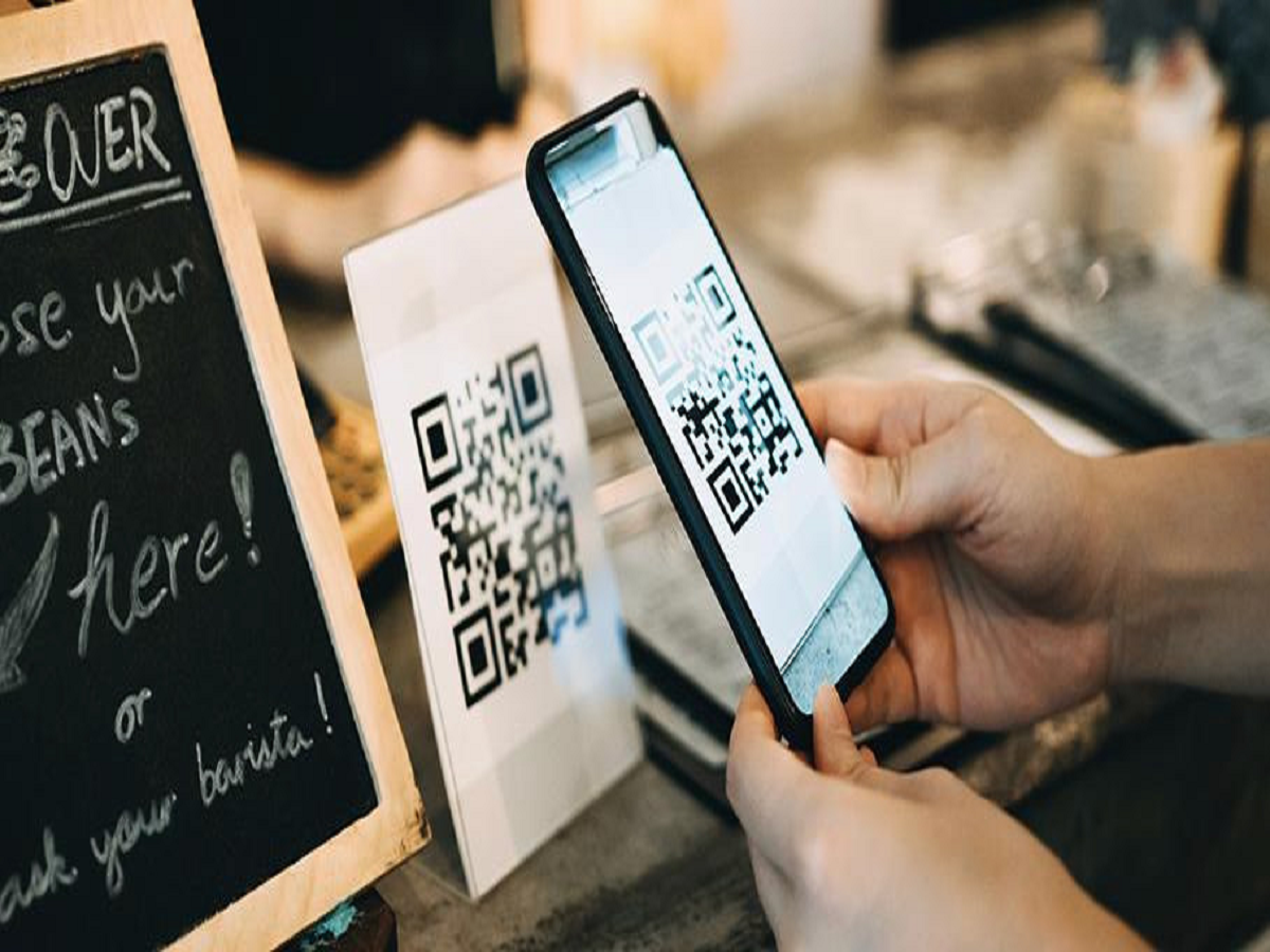 QR Code स्कॅन करण्याच्या नादात होईल लाखोंचं नुकसान; फसवणुकीची पद्धत पाहून डोकं भणभणेल QR Code स्कॅन करण्याच्या नादात होईल लाखोंचं नुकसान; फसवणुकीची पद्धत पाहून डोकं भणभणेल