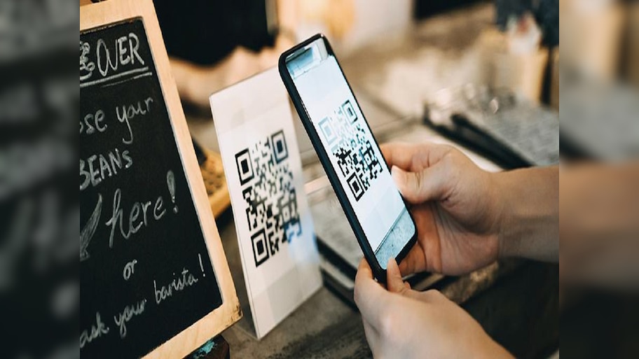 QR Code स्कॅन करण्याच्या नादात होईल लाखोंचं नुकसान; फसवणुकीची पद्धत पाहून डोकं भणभणेल 