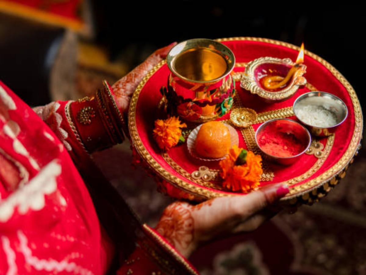 Karwa Chauth 2023 : जर तुम्ही पहिल्यांदाच करवा चौथ करणार असाल तर, जाणून घ्या 'या' गोष्टी title=