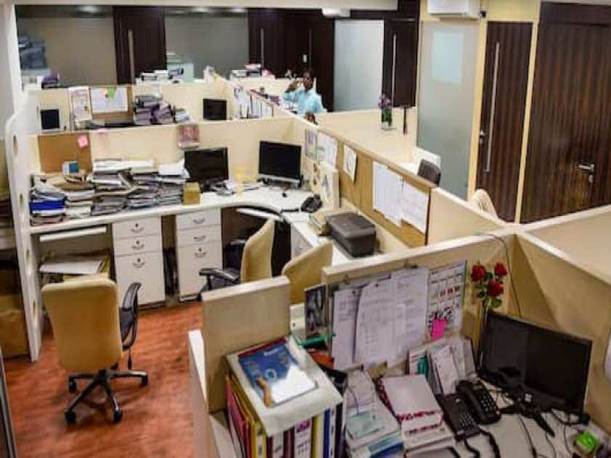 गुजरातमध्ये 'स्पेशल 26' सत्यात अवतरलं! मागील 2 वर्षांपासून त्याला मिळाली 4.5 कोटींची कामं... गुजरातमध्ये 'स्पेशल 26' सत्यात अवतरलं! मागील 2 वर्षांपासून त्याला मिळाली 4.5 कोटींची कामं...