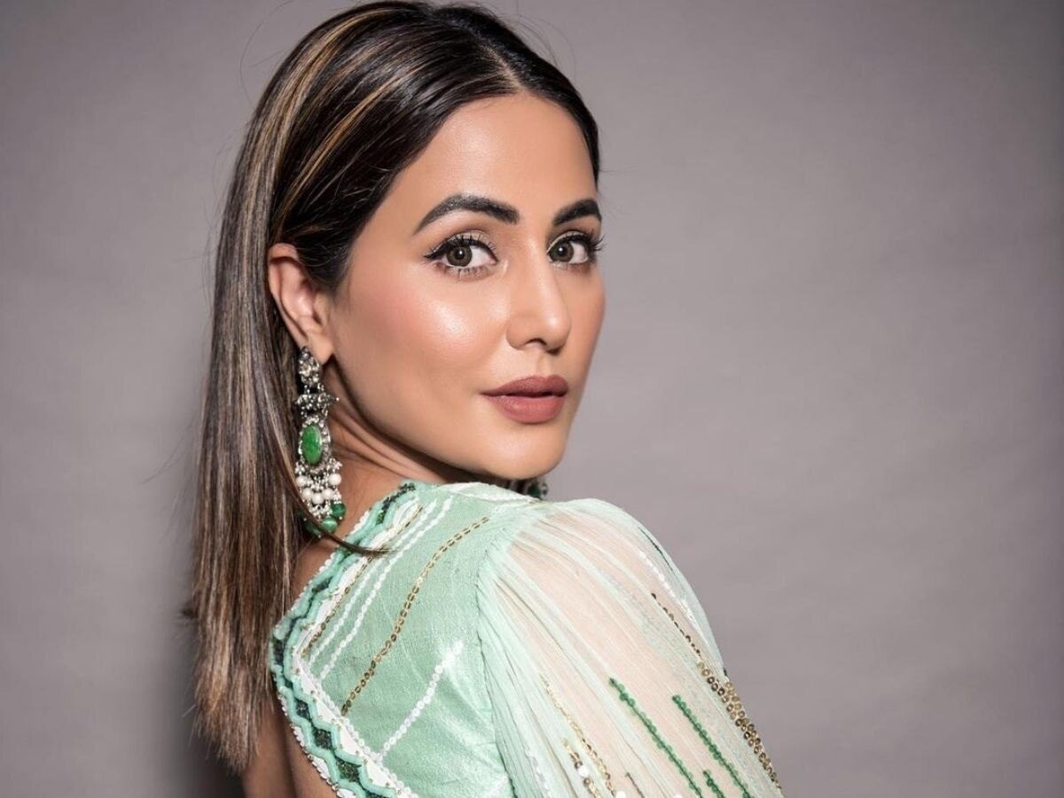 Hina Khan Hospitalized : हिना खान रुग्णालयात दाखल, फोटो पाहून चाहते हैराण title=