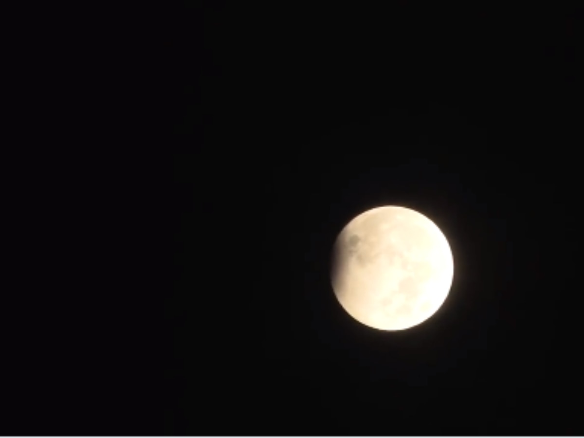 Chandra Grahan : चंद्रग्रहण संपलं; सकाळी उठल्यावर न चुकता कराल 'या' गोष्टी  title=