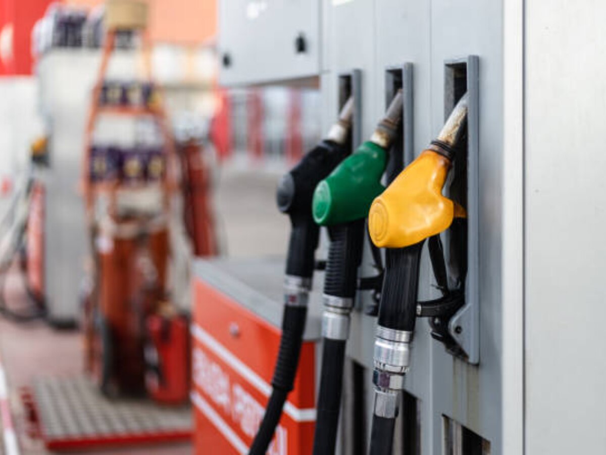 Petrol-Diesel Price : कच्चा तेलाच्या दरात वाढ, काय आहे तुमच्या शहरातील पेट्रोल-डिझेलचे दर title=